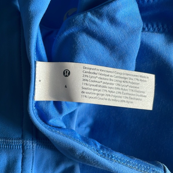 Blue lululemon tank top with pads - Picture 3 of 3